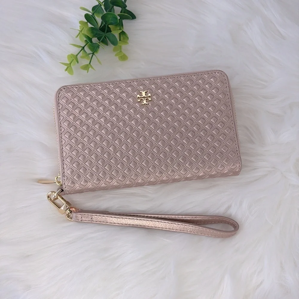 Tory Burch Metallic Rose Gold Quilted Wristlet‎